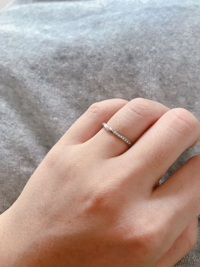 結婚指輪は毎日ずっと付けていますが飽きのこないデザインです。