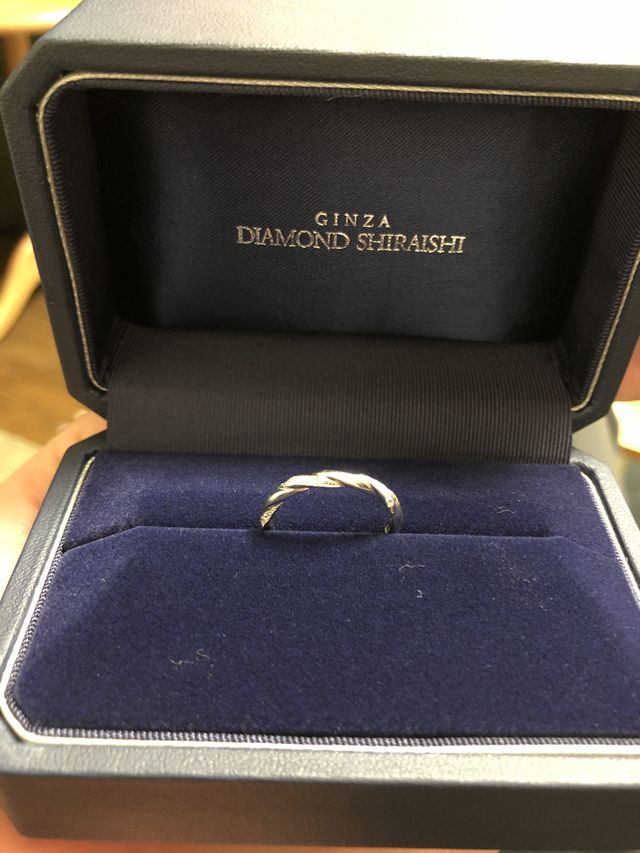 ダイヤがさりげなく光るナチュラルなデザインです。