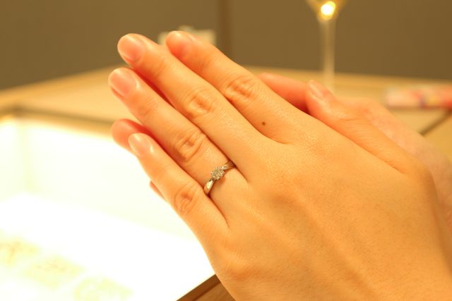 店舗にて着用。