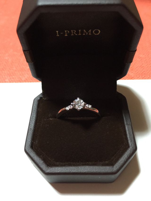 大きなダイヤとサイドにピンクダイヤをあしらったデザイン