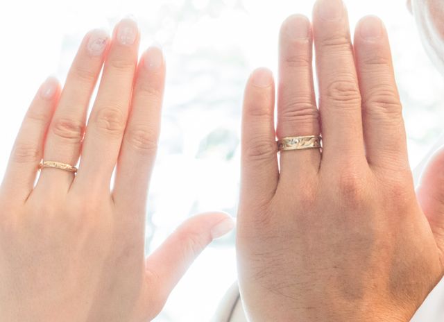 結婚式で指輪の交換をした時の写真です。