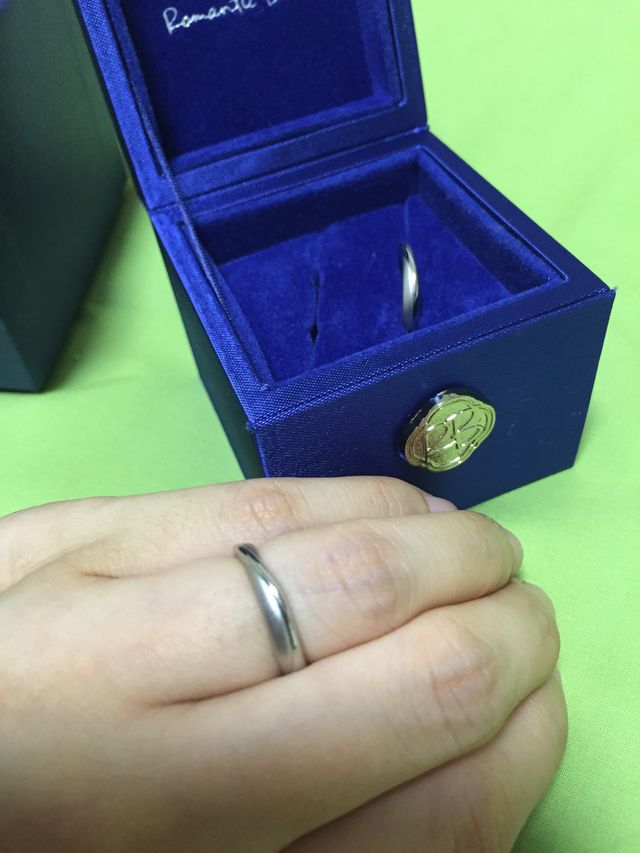 手前が妻用、奥が夫用です。裏面に青い宝石と刻印があります。