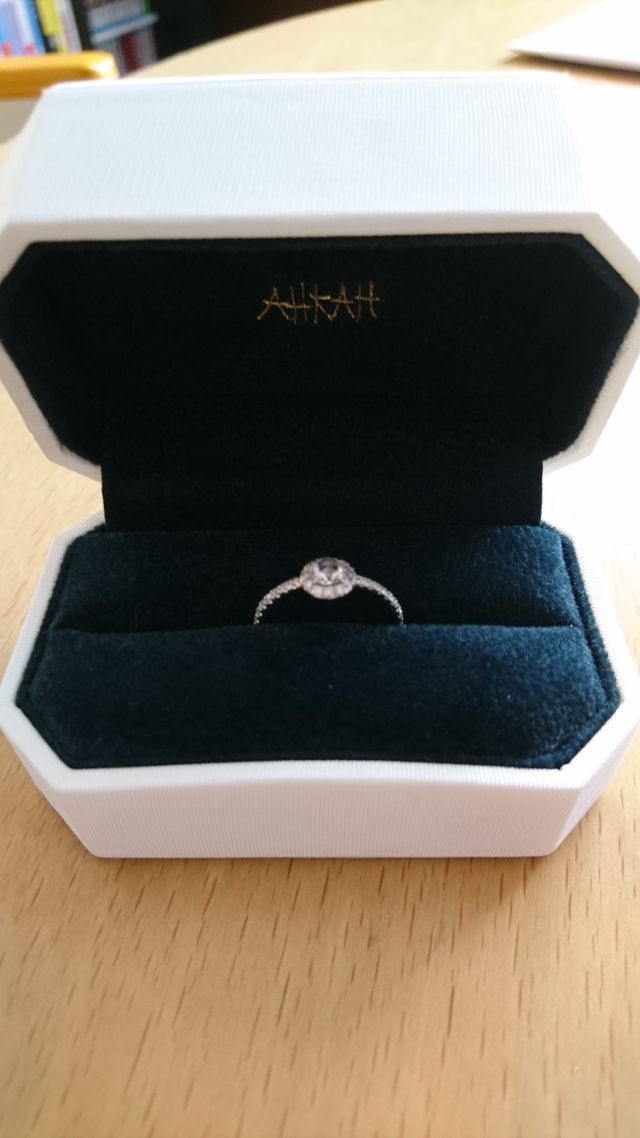 華奢だけどアンティークなデザインです。着用すると華やかです。