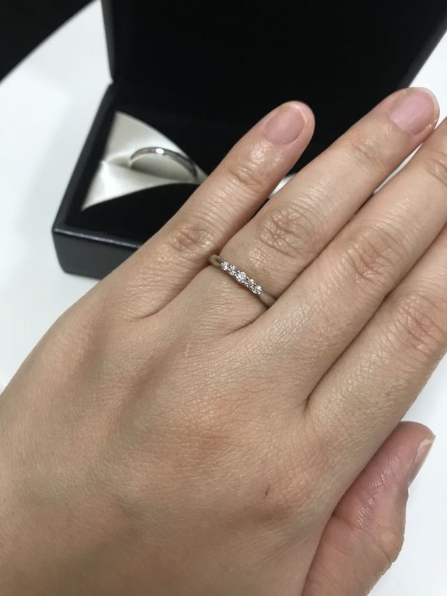 シンプルですが、ダイヤモンドのきらめきがとても綺麗です。