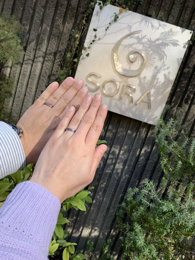 お店の看板の前での一枚。結婚指輪の重みゎ全然違います。