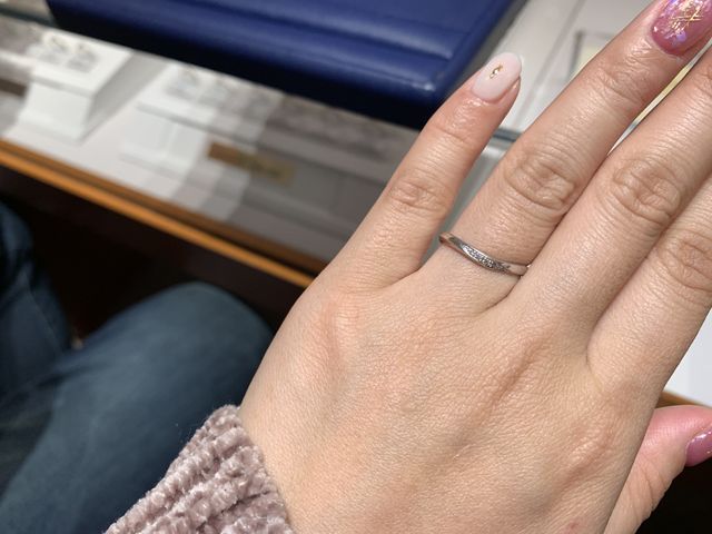 Vラインの指輪を着用しています。