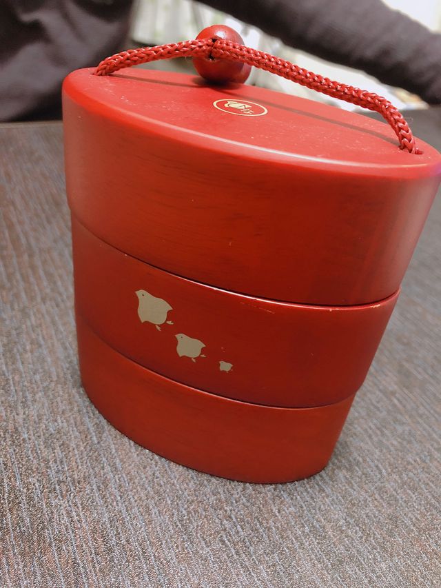 指輪ケース全体像。下の段は、保証書ケースになっています。