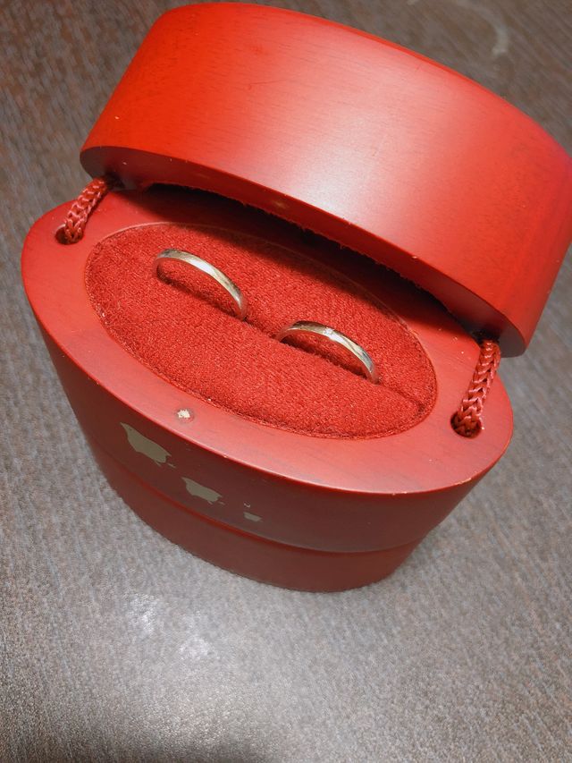 結婚指輪のケースは、ひなオリジナル。