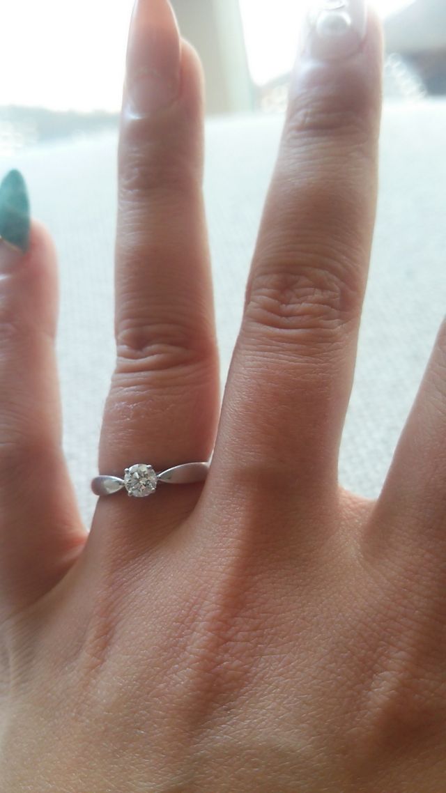 初めて指輪をつけたときの写真です。とてもドキドキしました。