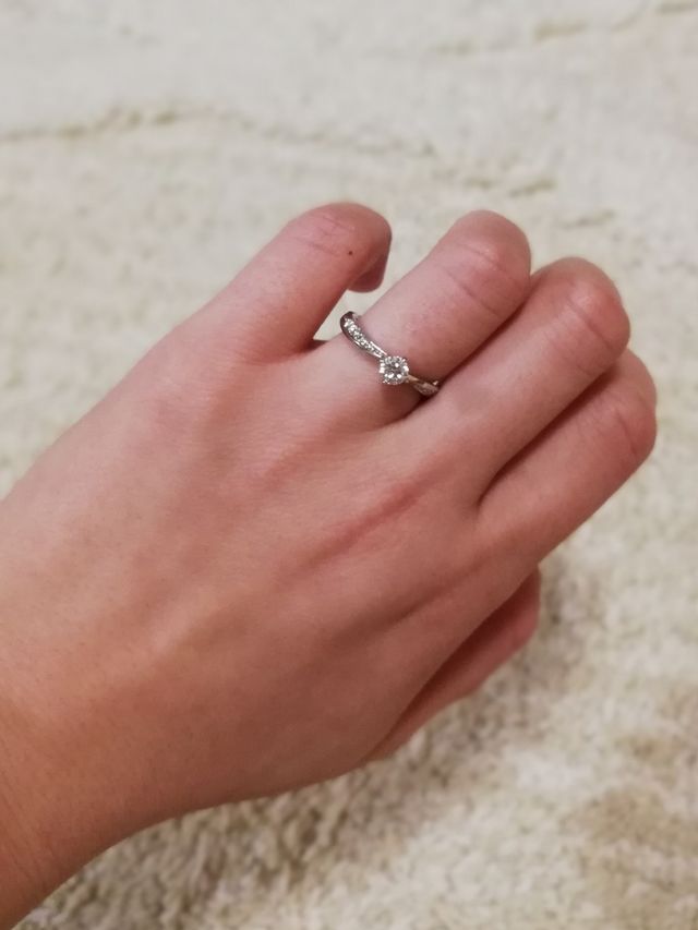 中央付近が細くなっているのでダイヤが際立って見えます。