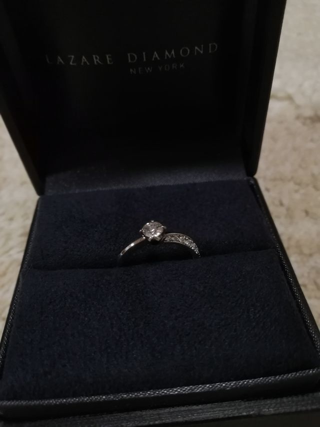 側面にもダイヤが散りばめられています。