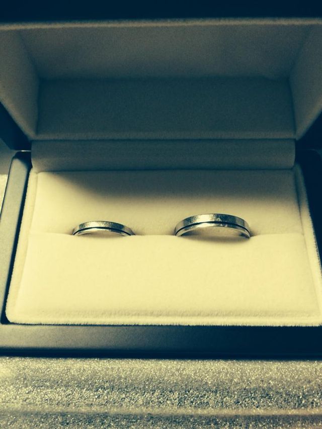 ブルーのラインが入っており、太めのデザインです。