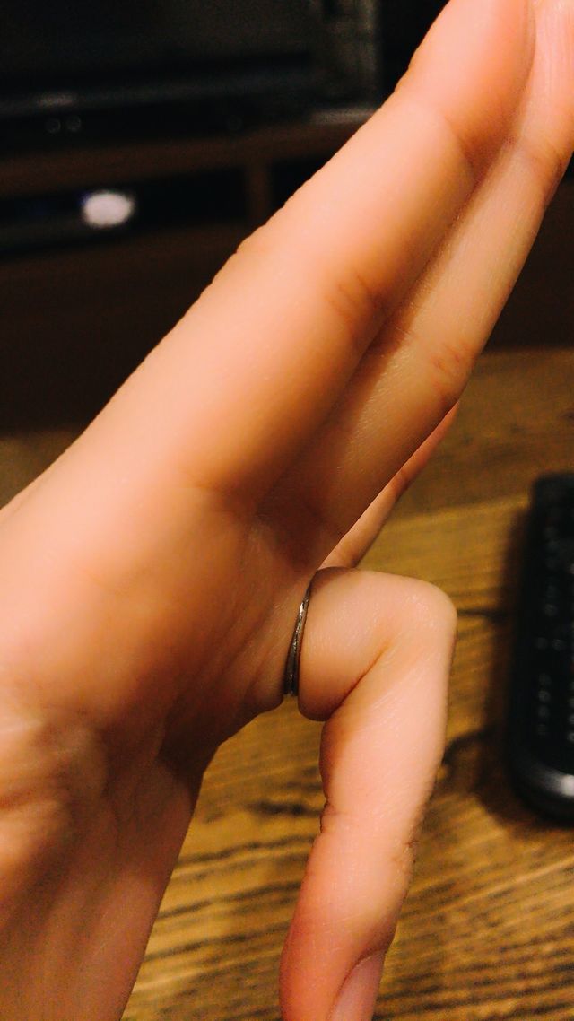 このように指を曲げた時に感動するくらいフィットします。