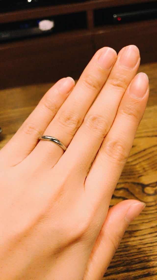 ひねりのある流れるようなラインが指を綺麗に見せてくれます。