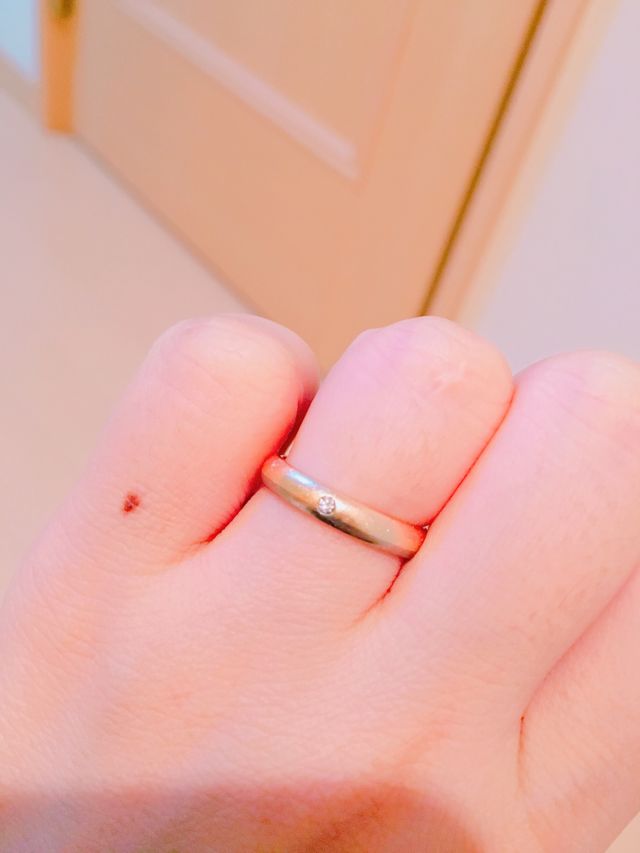 つけ心地がよく、手の色にも馴染みやすい色です。