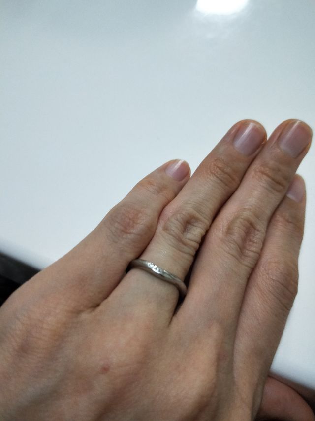 シンプルな中にもカーブが綺麗で指を長く細く魅せてくれる