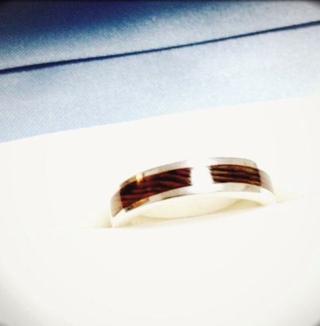 樹齢千年の屋久杉で作られたブライダルリングです。