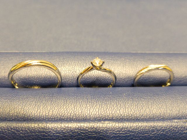 エンゲージリングとマリッジリングのセットリング。