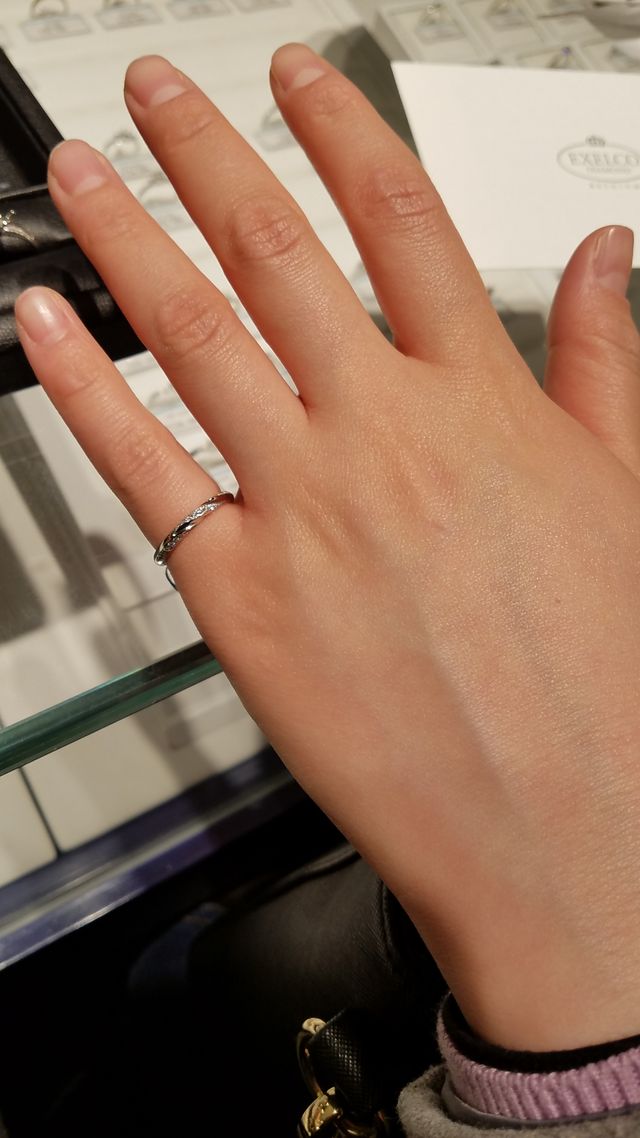 新婦結婚指輪試着時の写真です。