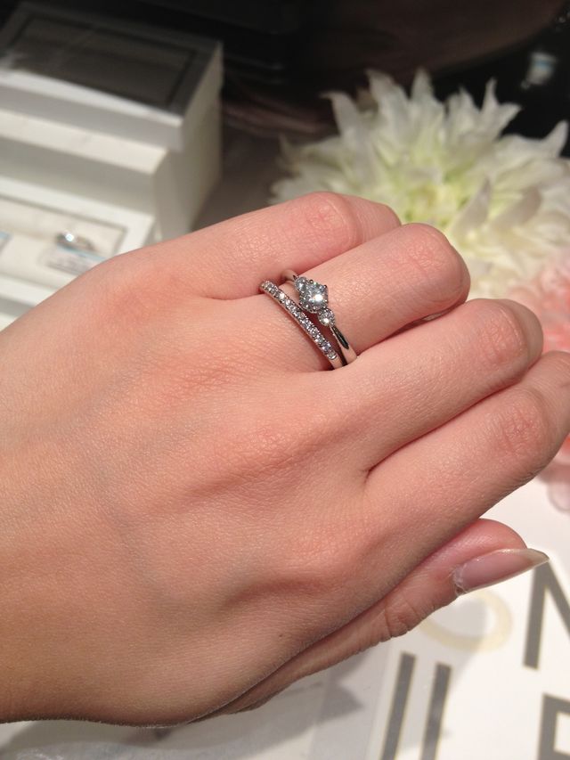 婚約指輪のダイヤは、両サイドにも小さなダイヤが付いています。