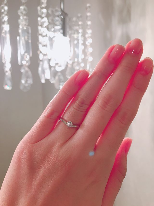 角度ごとに輝きが違って見えるのが嬉しいです。