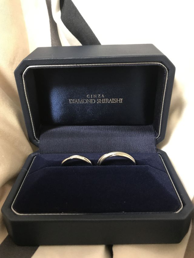 たくさんの指輪の中から2人で選んで決めました。