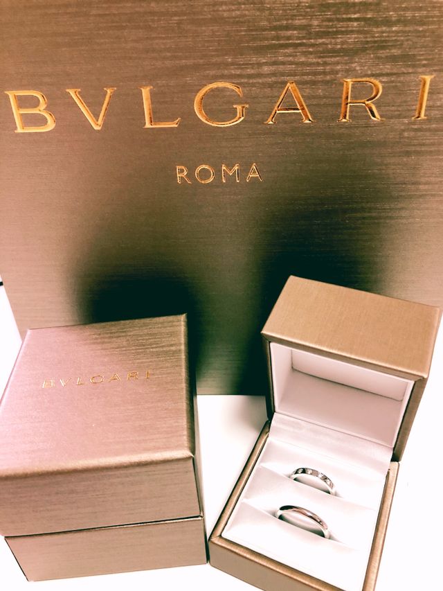 リングケースやボックスは品のあるブルガリのゴールド色