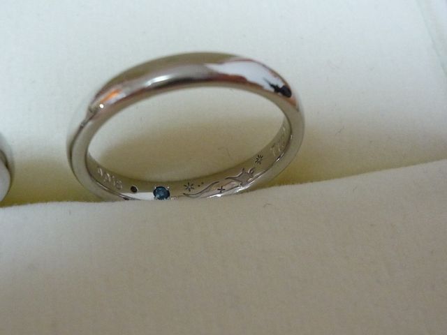 新婦用の内側には、ディズニーデザインの刻印とカラーストーン。