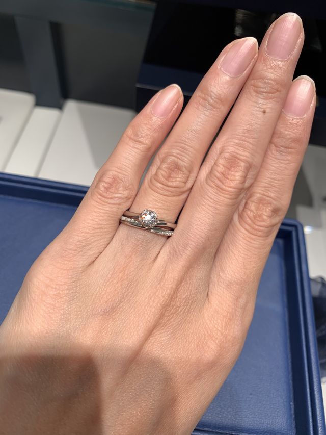 婚約指輪とセットリングになります