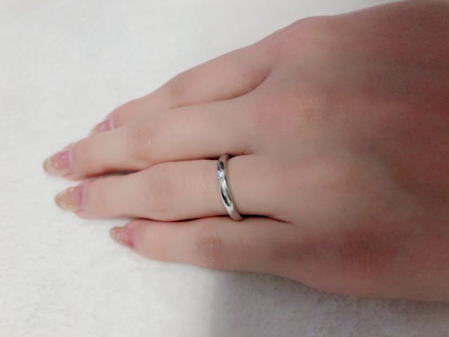 シンプルですが、斜めにラインの入ったデザインです。