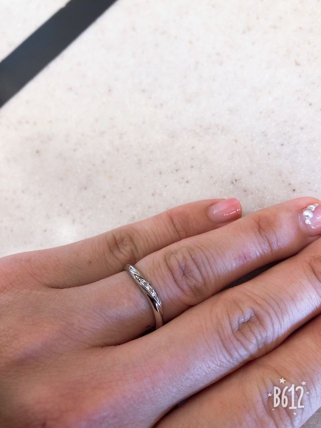 細身で女性の指にはちょうど良く気品が感じられるタイプです。