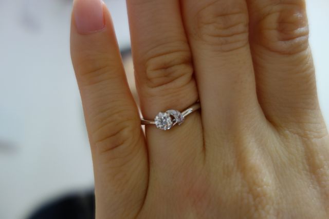 ダイヤモンドのサイドにピンクダイヤモンドが飾られています。