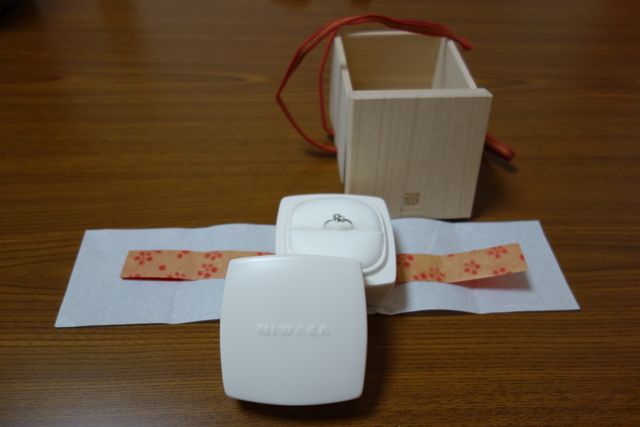 桐の箱に陶器の入れ物が入り、その陶器の中に指輪が入ってます。