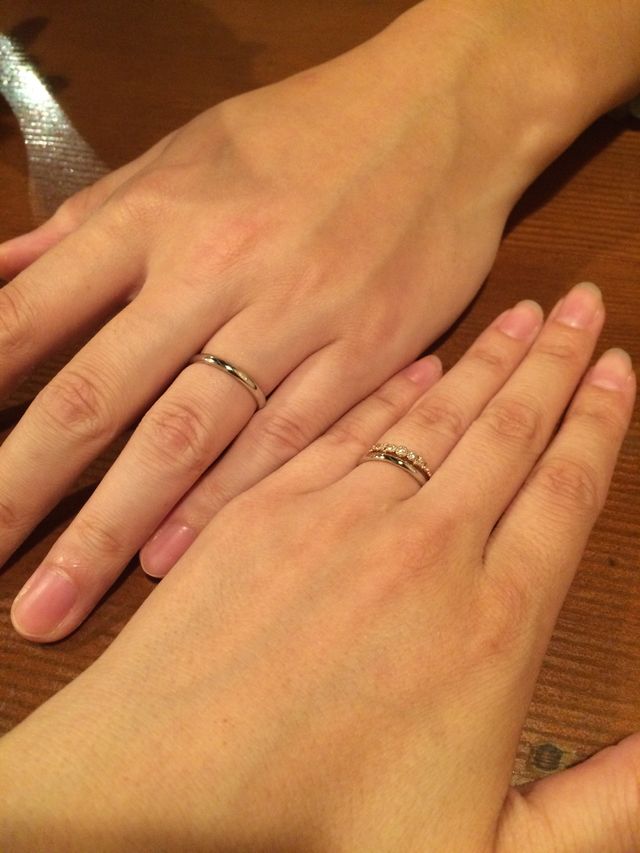 左が夫、右が私の指輪。一見シンプルですが内側カラーがポイント