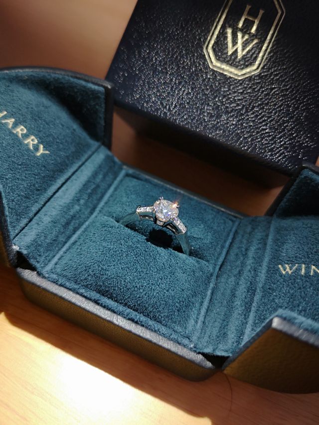 センターストーンは0.8カラットです。