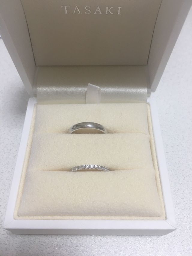 主人はシンプルに、私のはダイヤがたくさんのものにしました。