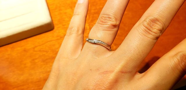 ウェーブで指がキレイに見えて大粒ダイヤがキラキラしてます！