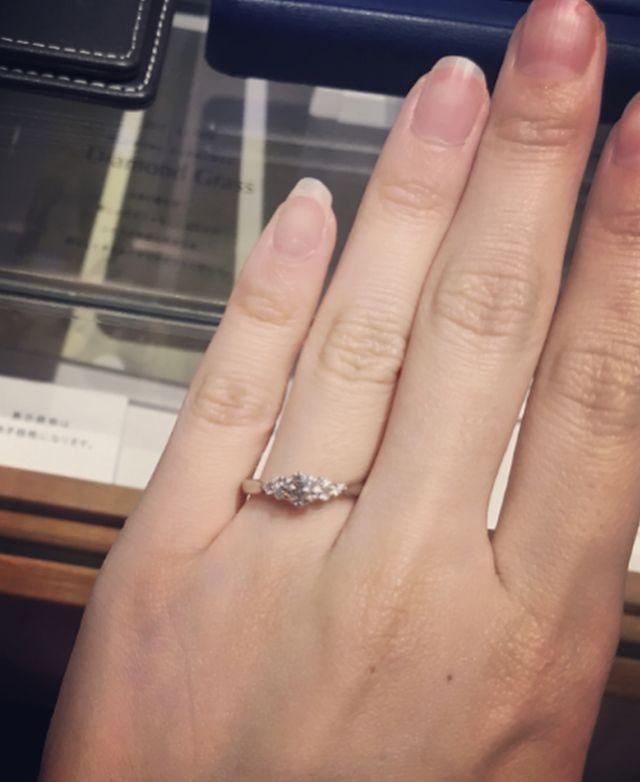 ダイヤが7つ付いているブーケのような婚約指輪です。