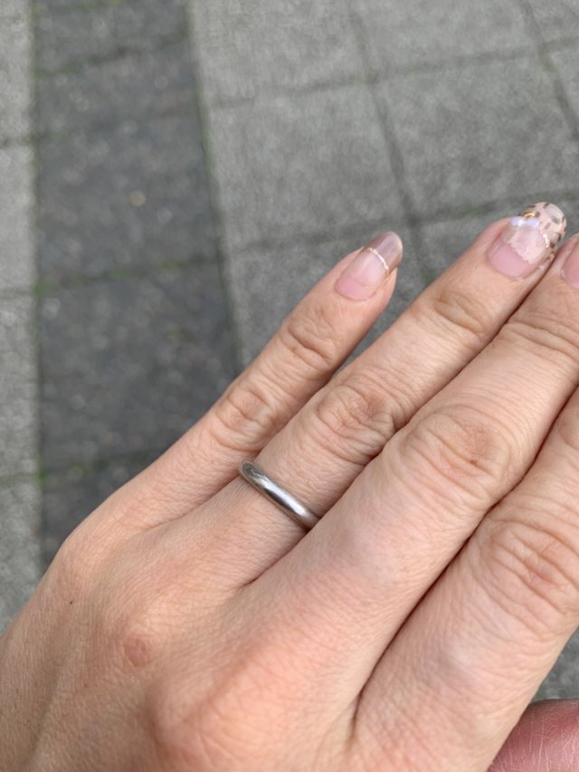 シンプルなデザインで内側に日付とイニシャルを彫りました