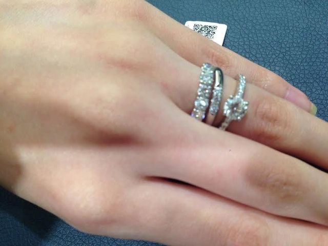 紹介するのは中央の指輪です。他の二つも試着しました。
