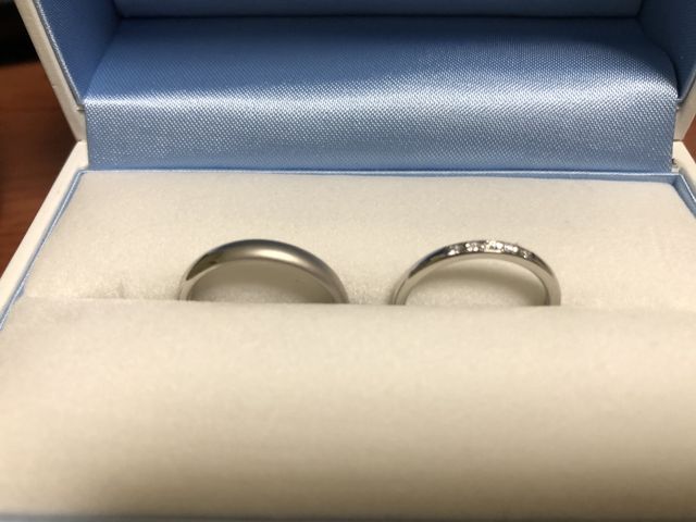 男性は半分艶消し加工、女性の指輪はダイヤが5つ並んだもの