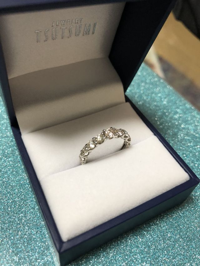 ハーフエタニティのダイヤの指輪です。