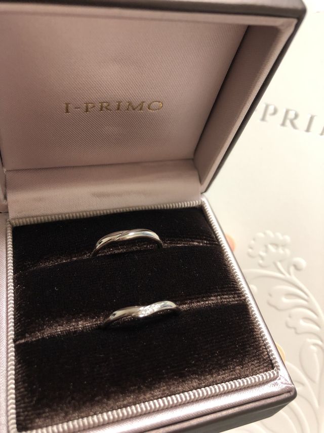 結婚指輪のクレメンティア。奥がメンズ、手前がレディース。