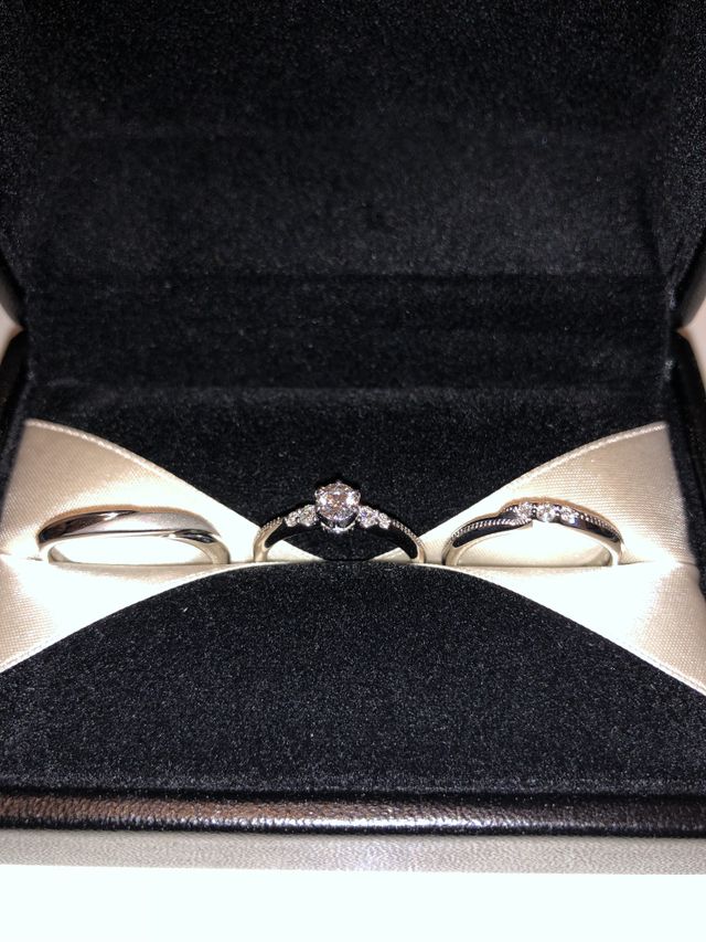 左から結婚指輪♂、婚約指輪、結婚指輪♀