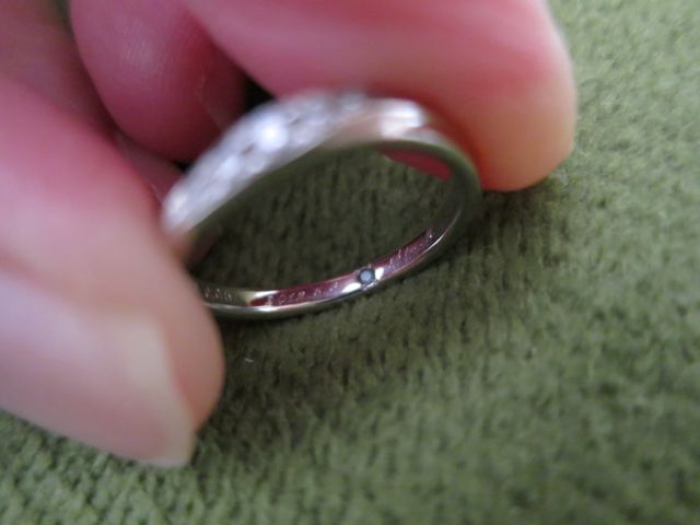 内側に刻印と、お互いの誕生石を埋め込み