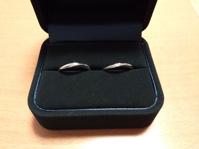 １つのダイヤモンドを２つにわけたものが入っています