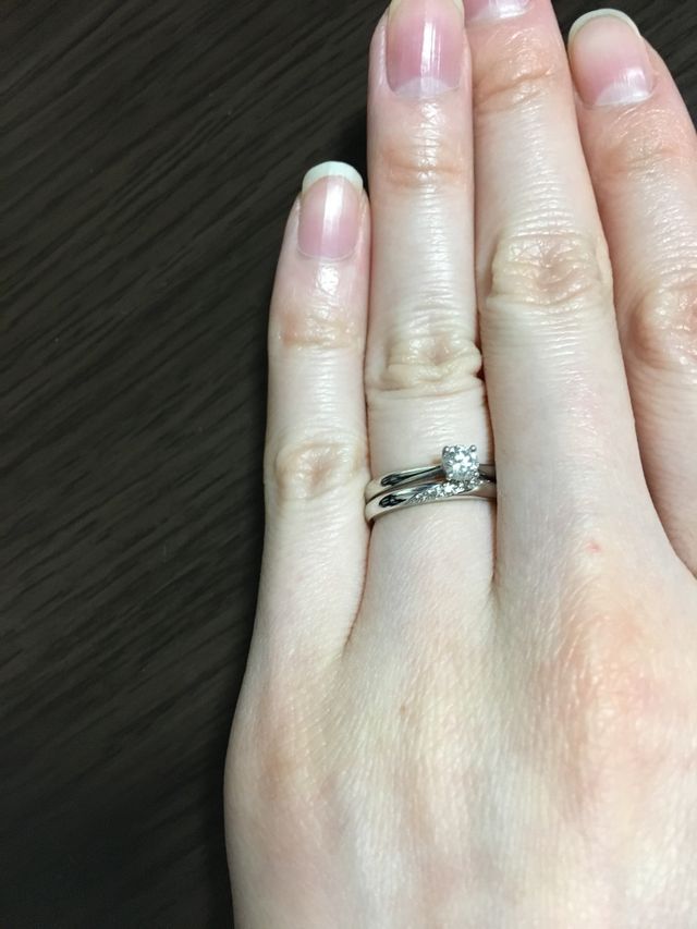 婚約指輪とのデザインもピッタリです。