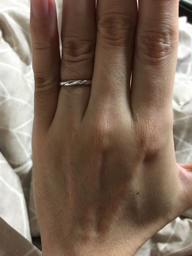 初めての指輪ですが違和感の無い着け心地です。