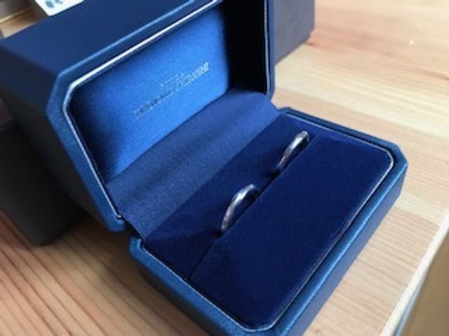 ダイヤの入っていないシンプルなデザインにの結婚指輪です。