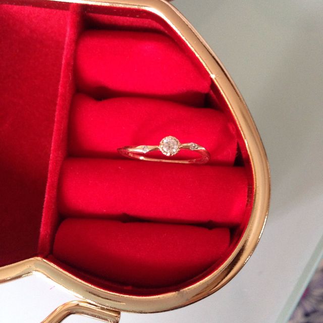 18金、中央ダイヤモンドの左右にもダイヤモンド